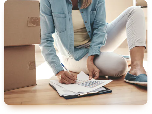 Chica escribiendo en un papel en el suelo